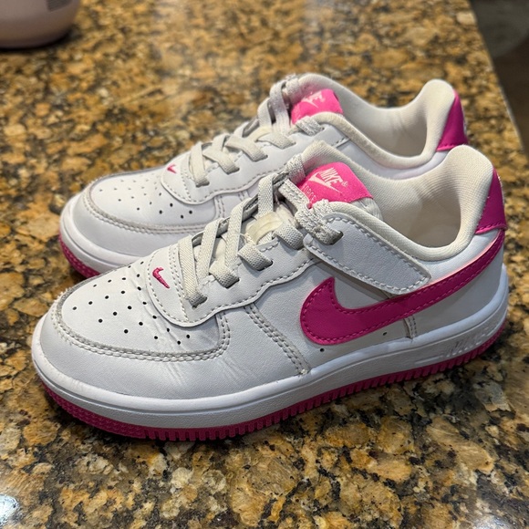 Girls Nike! - Picture 1 of 6